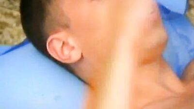 Hot Gay Boys - Heisse Jungs part 1: Bareback Cum Shots Handjob!