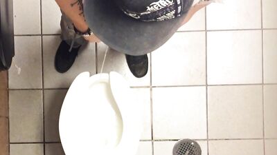 Urinal Exposure: Amateur Glory Holes Fun