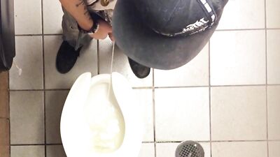 Urinal Exposure: Amateur Glory Holes Fun