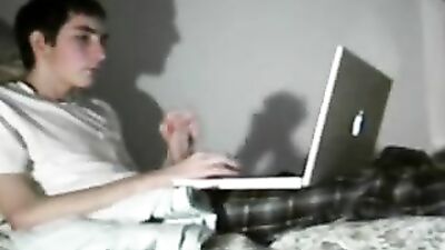 Nerdy Jack in Bed: Amateur Cum Shots and Handjobs