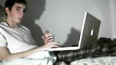 Nerdy Jack in Bed: Amateur Cum Shots and Handjobs
