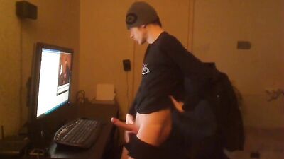 Sexy Amateur Cam Jock - Cumshot Selfies