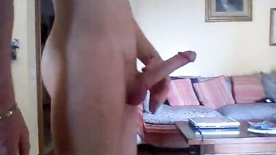 Jerking off with big cock in the city: A cute twinks adventure!