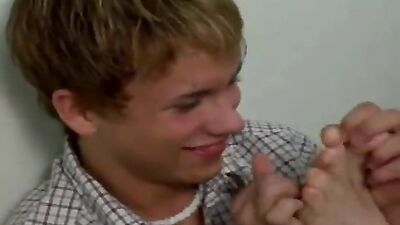 Gay Foot Worship: Amateur Fetish with Friends