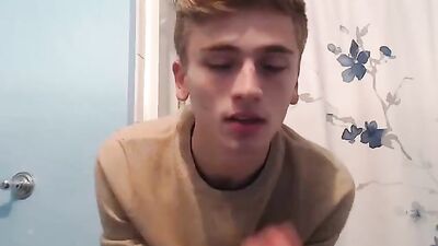 Stud puts on a shower show boys porn