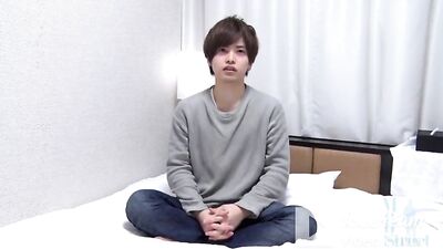 JAPANESE SWEET TWINK PLAYS WITH HIMSELF ON BED: GAY ASIAN PORN