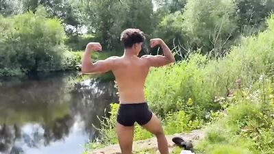 Gay Muscle Porn: Hot Bodybuilder Flexing and Bulging!