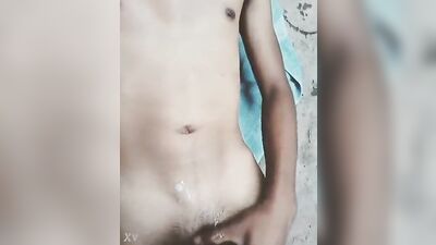 Handsome Web-Cam Cumshot Soloist! Dnz Pleases Himself with Elegant Strokes