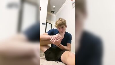 Twinkie Boy Foot Fetish - Amateur Web-Cam Delight!