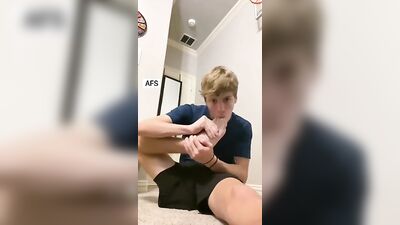 Twinkie Boy Foot Fetish - Amateur Web-Cam Delight!