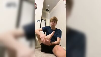 Twinkie Boy Foot Fetish - Amateur Web-Cam Delight!