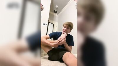 Twinkie Boy Foot Fetish - Amateur Web-Cam Delight!