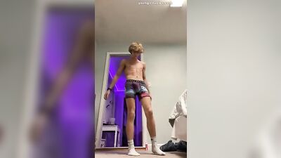 Young Twink Goes Wild with Dildo: Exploring His Sexuality!