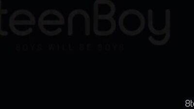 Double Penetration with Friends: Flip-Flop Action on the Cam Show!