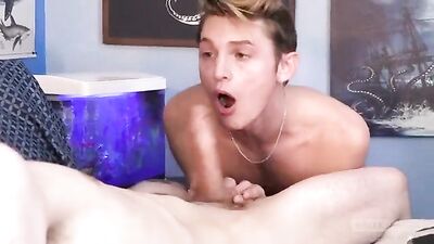 Twink Bareback Threesome: Flip-Flop Fuck on the Rooms Bed!