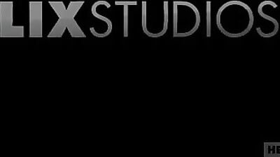 Bareback Twinks Couple: Steamy Room Sex Show