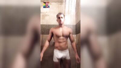 Solo Web-Cam Bulge Revisited: The Return of HBWs Sexy Showering Men!