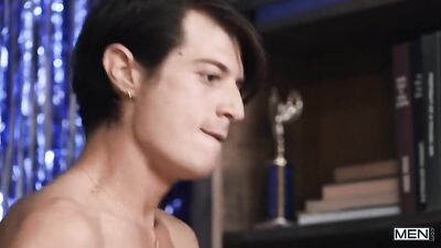 Bareback Muscle Men Mating: Troye Dean and Luke Connors