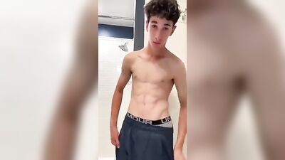 Cute bush bunette strip show