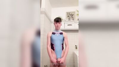 Gay Porn Twink in Sexy Suite: Sultry Action and Cum Shots!