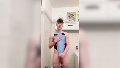 Gay Porn Twink in Sexy Suite: Sultry Action and Cum Shots!