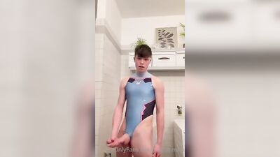 Gay Porn Twink in Sexy Suite: Sultry Action and Cum Shots!