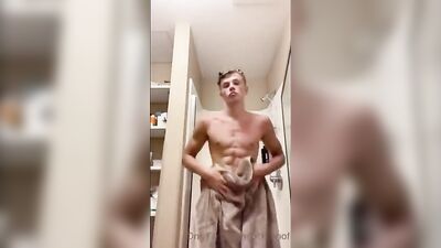 Big Cock Hunting: Straight Blonde Amateur Shower Selfie