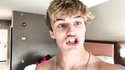 Muscle Boy Bodybuilder Hottie Gets Stroked by Sexy Stranger!