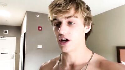 Muscle Boy Bodybuilder Hottie Gets Stroked by Sexy Stranger!