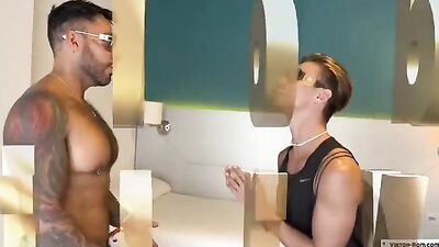 Le super daddy Victor Rom destroys Austin Ponces ass in muscular step-son fuck