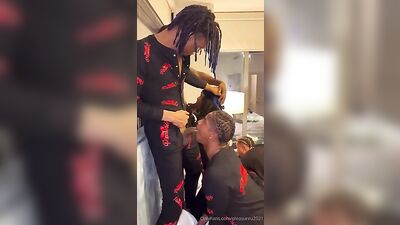 Chicos negros en grupo dotados ricos