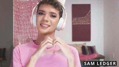 Sexy Twinks in Room Show - Bareback Handjob Oral Action!