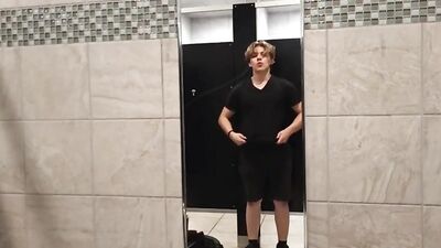 MUSCLE MANIA: ETHANS LEGENDARY BODYBUILDING SHOWCASE