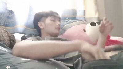 YOUNG VIETNAMESE TEEN JERKS OFF - CUM