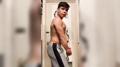 Robert cano bodybuilder flexing tors4