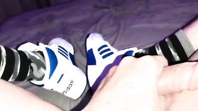 Shoes Lovers Delight: A Foot Fetish Handjob on Mes nouvelles baskets Adidas