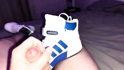 Shoes Lovers Delight: A Foot Fetish Handjob on Mes nouvelles baskets Adidas