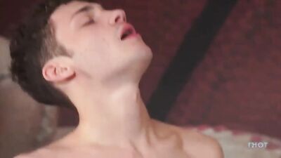 Gangbang Fun with Bareback Twinks!