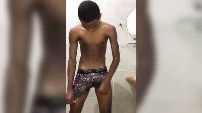 Novinho gozando na punheta porn