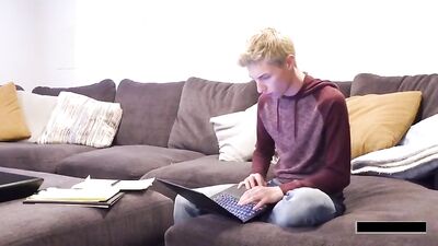 Hot Sexual Encounter between Twink Couple Showcasing Homemade Flip-Flop Bareback Handjob and Oral Pleasures!