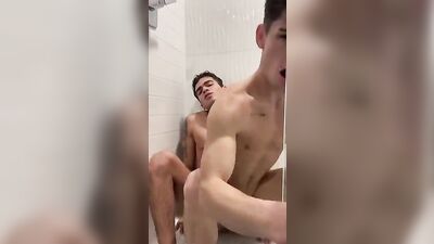 Raw Sex in the Shower: Twink Bareback Cumshots!