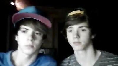 Egou filho se montre en ca - Gay Porn Video - Straight Men Gone Wild!