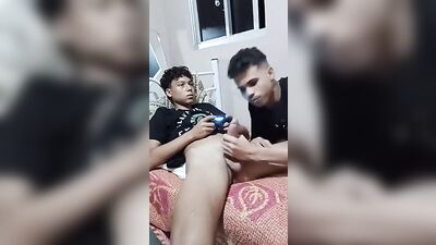 Latino Oral Amigos Punheta - Sexo Oral Enquanto Jogo