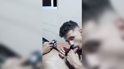 Latino Oral Amigos Punheta - Sexo Oral Enquanto Jogo