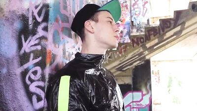 Urban Bareback Twinks Public Sex!