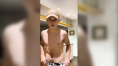 Muscle Boy Solo Show - A Fit Gay Tube Experience