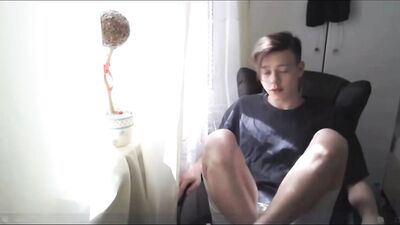 Beautiful Twink Feet: A Foot Fetish Handjob Experience