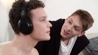 Gay Muscle Hunt - Slim Lad Seeks Barebacking with Bulked-up Boy