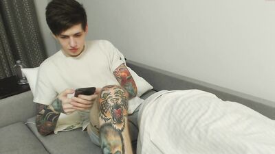 Tattooed hunk goes wild in steamy solo show!