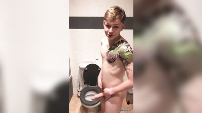 Golden Shower Twink Showdown - Boys Pissing Game